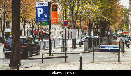 Parigi, Francia - 7 Ottobre 2017: vista dell'ingresso all'Alma George V parcheggio sotterraneo di viale dello stesso nome su una giornata di caduta Foto Stock