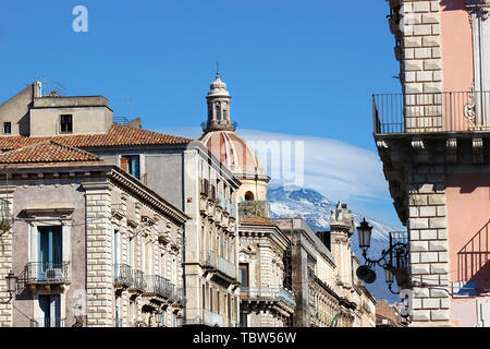 Vista stupefacente di Catania Cattedrale di Sant'Agata con edifici adiacenti e del vulcano Etna in background. Il monte Etna è situato nelle vicinanze della città siciliana. Foto Stock