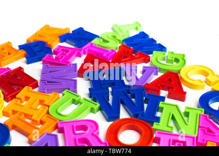 Cumulo di plastica alfabeto colorato lettere vicino. Foto Stock