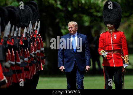 Il presidente statunitense Donald Trump ispeziona la Guardia d'onore durante una cerimonia di benvenuto a Buckingham Palace di Londra il giorno uno dei suoi tre giorni di visita di Stato nel Regno Unito. Foto Stock