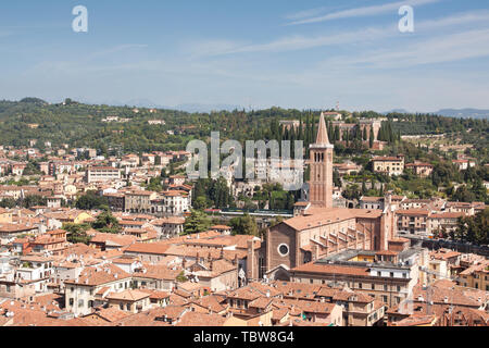 Paesaggio urbano vista guardando in tutta Verona, Italia. Foto Stock