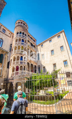 VENEZIA, Italia - 31 Maggio 2019: i turisti sono godendo la sorprendente scalinata a spirale e le logge a strati di Palazzo Contarini del Bovolo a Venezia Foto Stock