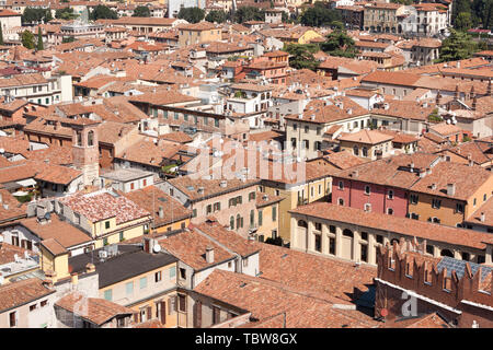 Paesaggio urbano vista guardando in tutta Verona, Italia. Foto Stock