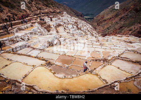 Dettaglio delle terrazze di sale nelle saline di Maras, salineras de Maras vicino a Cusco in Perù, le miniere di sale realizzato dall'uomo Foto Stock