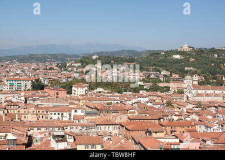 Paesaggio urbano vista guardando in tutta Verona, Italia. Foto Stock