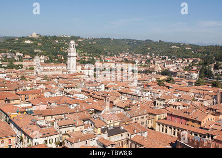 Paesaggio urbano vista guardando in tutta Verona, Italia. Foto Stock