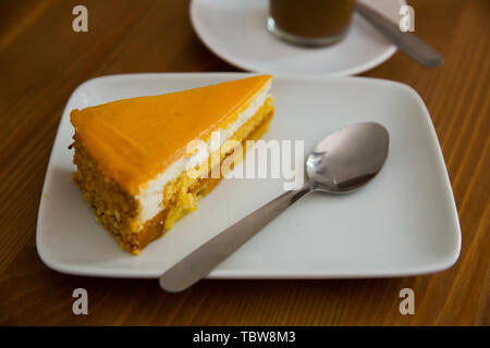 Offerta una deliziosa torta in chiffon con crema spuma di formaggio e rabboccato con gelatina di arance Foto Stock