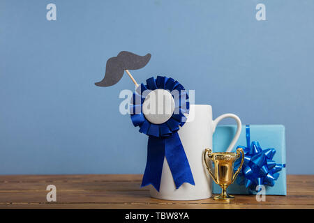 La festa del papà tazza da caffè con blue premio rosette. Padre Felice giorno del concetto Foto Stock
