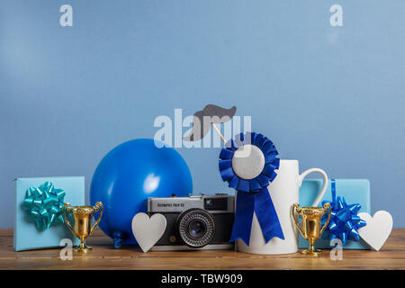 La festa del papà tazza da caffè con blue premio rosette. Padre Felice giorno del concetto Foto Stock
