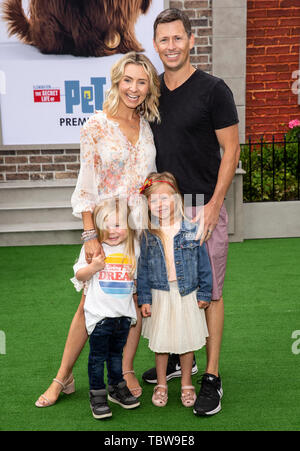 Los Angeles, CA - Giugno 02, 2019: Beverley Mitchell (top, L), marito Michael Cameron (R), figlio Hutton (fondo, L) e la figlia Kenzie (C) frequentano il Pr Foto Stock