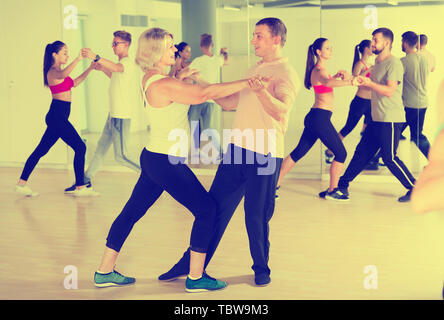 Ordinaria coppia danza dance waltz insieme in studio Foto Stock