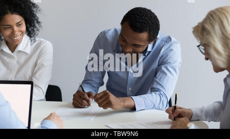 African American imprenditore e imprenditrice maturo firma contratto Foto Stock