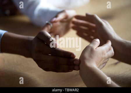 Chiudere la gente di affari unire le mani formando un cerchio, mostrare unità Foto Stock