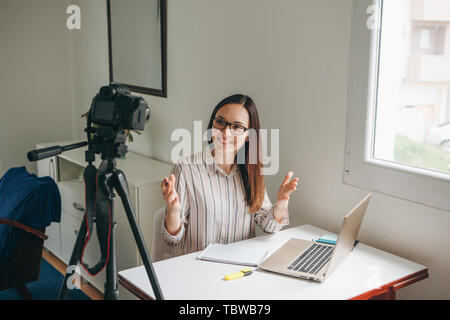 Ragazza blogger registra video per i loro abbonati. Infobusiness o le informazioni di business o hobby o on-line di istruzione o di formazione per le persone. Foto Stock