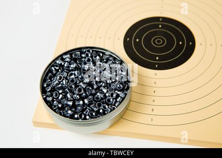 Scatola da 500 pezzi di pellets per pistole ad aria sulla carta sportivo bersagli per pistola spara aria 10 metri Foto Stock