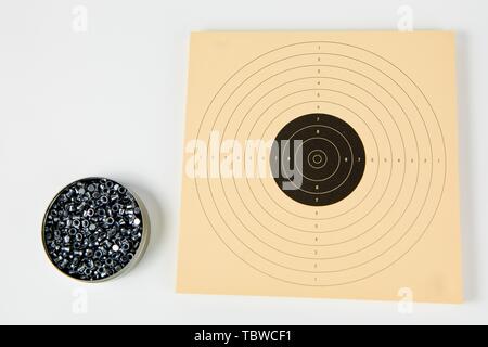 Scatola da 500 pezzi di pellets per pistole ad aria e sportivo gli obiettivi della carta per aria pistola 10 metri Foto Stock