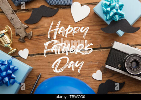 Padre Felice giorno del concetto di sfondo con presenta, baffi e il trofeo Foto Stock