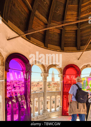 VENEZIA, Italia - 31 Maggio 2019: turisti guardando i tetti di Venezia dalla parte superiore del Palazzo Contarini del Bovolo a Venezia Foto Stock