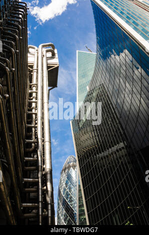 Guardando le Willis edificio e dei Lloyds di Londra edificio nel quartiere finanziario della City di Londra Foto Stock