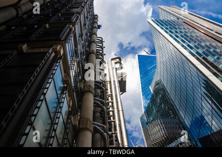 Guardando le Willis edificio e dei Lloyds di Londra edificio nel quartiere finanziario della City di Londra Foto Stock