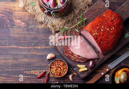 Arrosto di manzo, pastrami sull'ardesia tagliere. Vista dall'alto. Copia dello spazio. Foto Stock