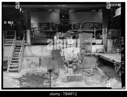 Ferro malleabile BULL siviera, detiene il ferro dopo che esso è stato estratto della cupola finché non necessari dal versatore sulle linee di trasporto che riempiono di siviere di mobile fissato alla rotaia aerea sistemi come il toro siviera suggerimenti. Stockham tubo e raccordi Company, fonderia di ghisa malleabile, 4000 Tenth Avenue Nord, Birmingham, Jefferson county, AL Foto Stock