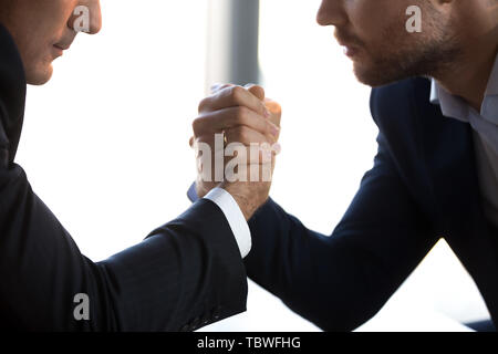 Close up concorrenti maschio braccio combattiamo la lotta al lavoro Foto Stock