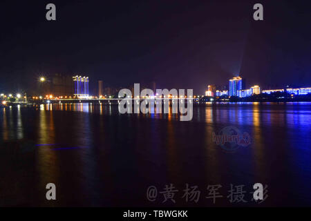 Passeggiata attraverso il traliccio per vedere la nuova città di nuovo Yudu, il rapido cambiamento di nuova città del neon lampeggiante area sovietica, il pesce che saltava dall'acqua sulle rive del fiume Yudu. La notte è tranquillo e bellissimo e nuovo Yu Du! Foto Stock