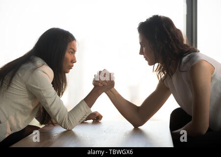 Forte braccio le donne lottano al lavoro lotta per la leadership Foto Stock