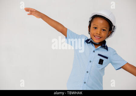 African American Boy in età prescolare indossare elmetto casco outstretching bracci e diffondere le ali in bianco sullo sfondo isolato Foto Stock