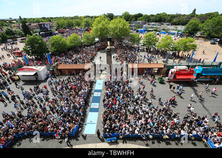 1 giugno 2019 , Stadio di Twickenham e Stadio di Twickenham Inghilterra ; Gallagher Premiership Inglese Play-Off Final 2019, Exeter Chiefs vs saraceni ; Tifosi si riuniscono in avanti fuori l'arrivo di squadre Credito: Georgie Kerr/news immagini Foto Stock