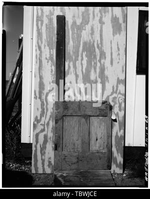 MCDONALD RANCH dettaglio della porta di legno della camera a sud-est di White Sands Missile Range, Trinità, sito in prossimità di percorsi 13 e 20, sabbie bianche, Dona Ana County, NM Foto Stock