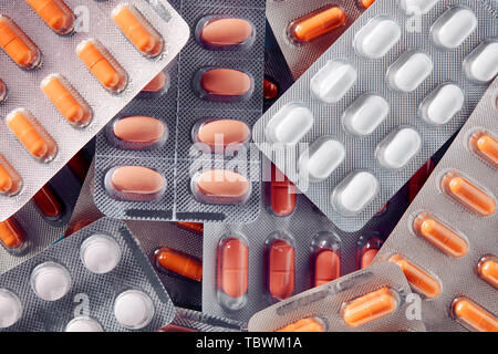 Cumulo di colorate pillole mediche nel confezionamento in blister. Top down close up vista macro. Foto Stock