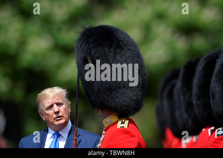 Il presidente statunitense Donald Trump ispeziona la Guardia d'onore durante una cerimonia di benvenuto a Buckingham Palace di Londra il giorno uno dei suoi tre giorni di visita di Stato nel Regno Unito. Foto Stock