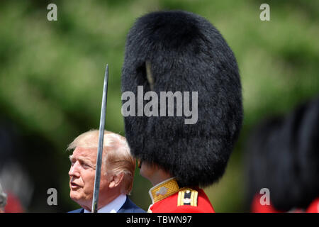 Il presidente statunitense Donald Trump ispeziona la Guardia d'onore durante una cerimonia di benvenuto a Buckingham Palace di Londra il giorno uno dei suoi tre giorni di visita di Stato nel Regno Unito. Foto Stock