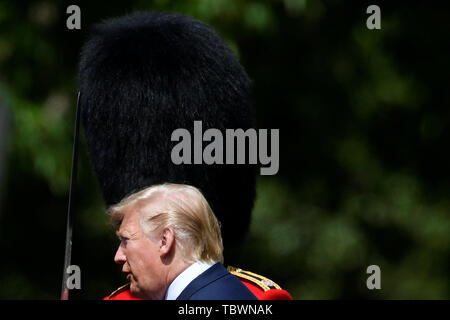 Il presidente statunitense Donald Trump ispeziona la Guardia d'onore durante una cerimonia di benvenuto a Buckingham Palace di Londra il giorno uno dei suoi tre giorni di visita di Stato nel Regno Unito. Foto Stock