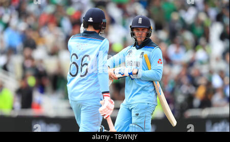 L'Inghilterra del Jason Roy (destra) passeggiate off dopo essere stata licenziata durante l'ICC Cricket World Cup group stage corrispondono a Trent Bridge, Nottingham. Foto Stock