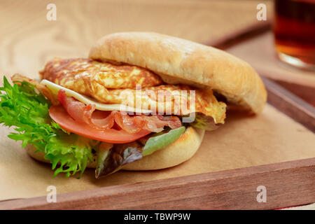 Deliziosi burger con la frittata prima colazione piatto close up Foto Stock