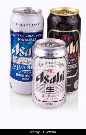 La KAMCHATKA, Russia - 13 ottobre 2017: Asahi può Super birra secco su bianco. La tecnica asahi è stata fondata a Osaka,Asahi è il Giappone Foto Stock