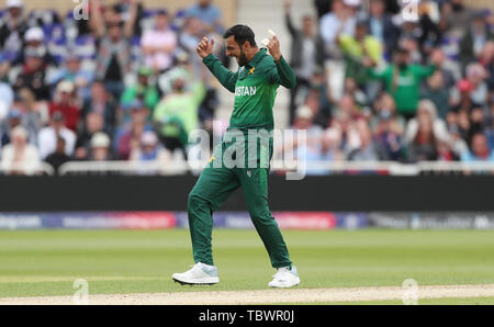 Il Pakistan Shoaib Malik celebra tenendo il paletto di Inghilterra del Ben Stokes durante l'ICC Cricket World Cup group stage corrispondono a Trent Bridge, Nottingham. Foto Stock