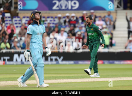 Il Pakistan Shoaib Malik celebra tenendo il paletto di Inghilterra del Ben Stokes durante l'ICC Cricket World Cup group stage corrispondono a Trent Bridge, Nottingham. Foto Stock