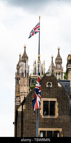 L'Union Jack vola in alto a Westminster, Londra, Regno Unito Foto Stock