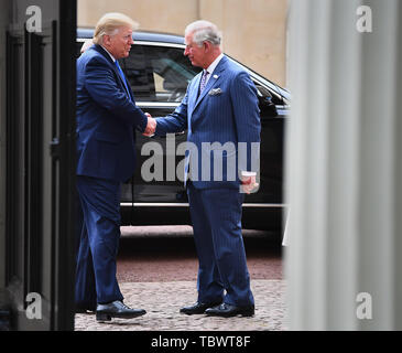 Il presidente statunitense Donald Trump (sinistra) arriva al Clarence House di Londra a prendere il tè con il Principe del Galles (a destra) e la duchessa di Cornovaglia il primo giorno della sua visita di Stato nel Regno Unito. Foto Stock