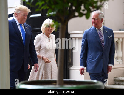 Il presidente statunitense Donald Trump (sinistra) arriva al Clarence House di Londra a prendere il tè con il Principe del Galles e la duchessa di Cornovaglia il primo giorno della sua visita di Stato nel Regno Unito. Foto Stock