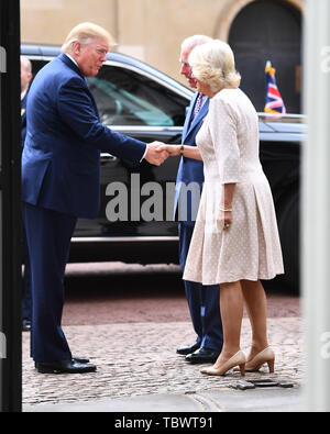 Il presidente statunitense Donald Trump (sinistra) arriva al Clarence House di Londra a prendere il tè con il Principe del Galles e la duchessa di Cornovaglia il primo giorno della sua visita di Stato nel Regno Unito. Foto Stock