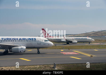 Turkish Airlines coda di piani per il decollo all'aeroporto di Istanbul in Turchia Foto Stock