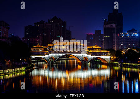 Vista notturna di Anshun ponte coperto nel fiume Fonan, Chengdu Foto Stock