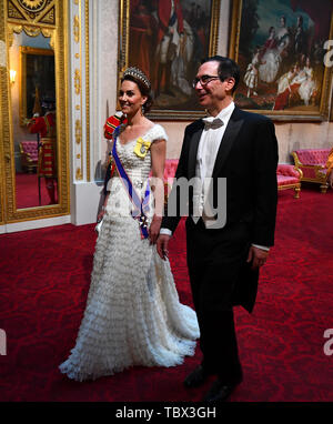 La Duchessa di Cambridge e Stati Uniti Segretario del Tesoro, Steven Mnuchin arrivano attraverso la Galleria Est durante il banchetto di Stato a Buckingham Palace di Londra il Giorno Uno del presidente degli Stati Uniti di tre giorni di visita di Stato nel Regno Unito. Foto Stock