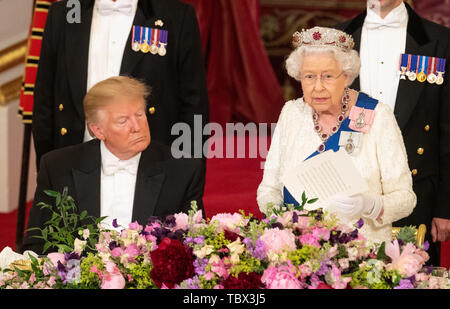 Il presidente statunitense Donald Trump ascolta come la Regina Elisabetta II fa un discorso durante il banchetto di Stato a Buckingham Palace di Londra il Giorno Uno del presidente Trump's tre giorni di visita di Stato nel Regno Unito. Foto Stock