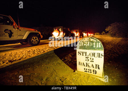 Africa, Senegal, border, border checkpoint, Dakar, superficie, cartello stradale, edificio, salta indietro, leap road, il convoglio, luci, veicoli fuoristrada, jeep, fari anteriori Foto Stock